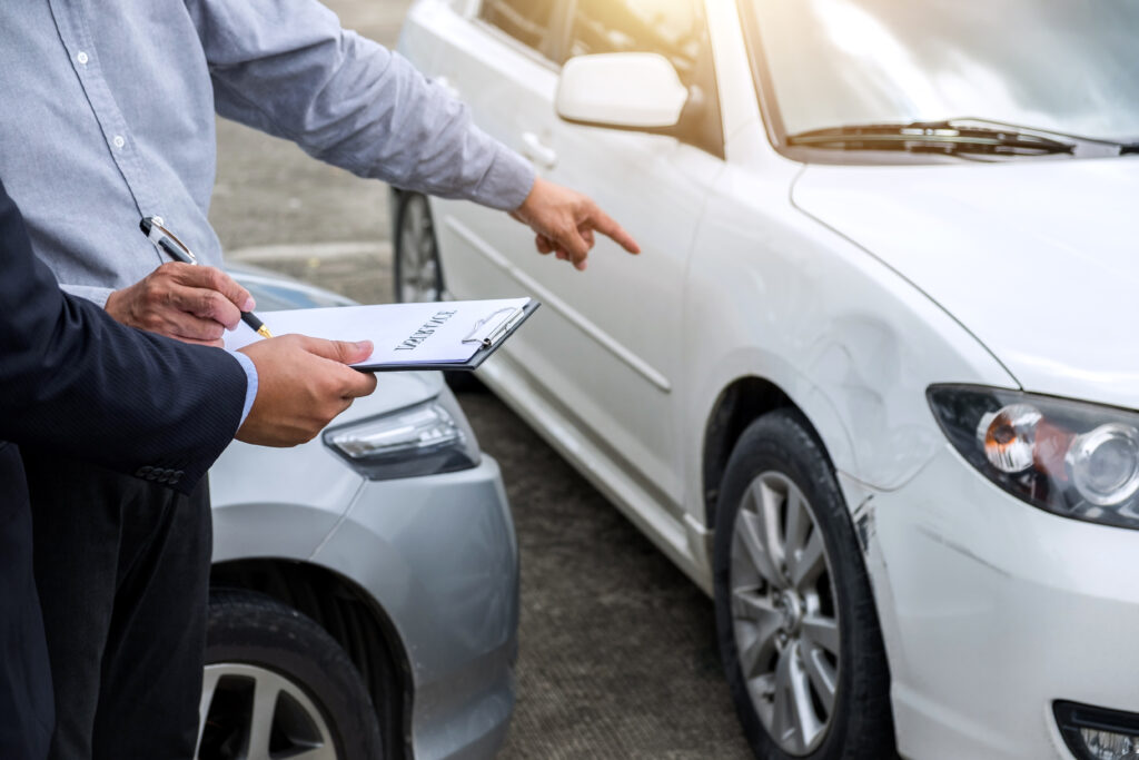 Insurance,Agent,Examine,Damaged,Car,And,Filing,Report,Claim,Form